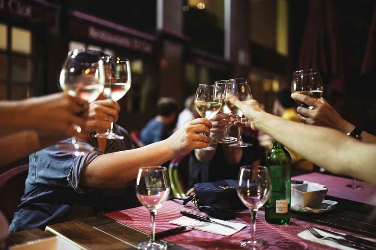 toast-with-white-wine